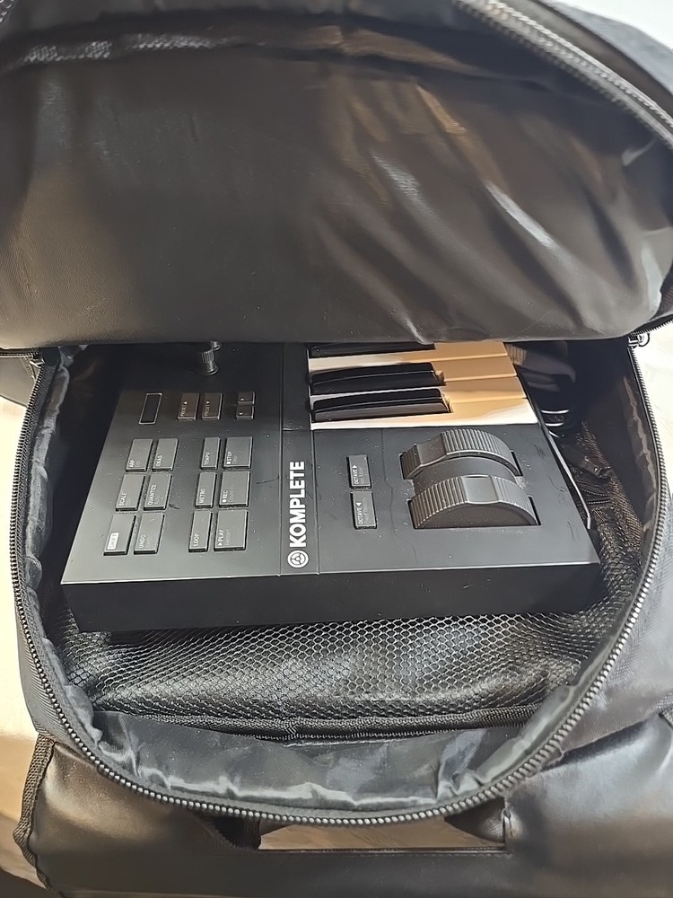 Native Instruments Komplete Kontrol A25 25-Key Keyboard Controller W Carring Bag
