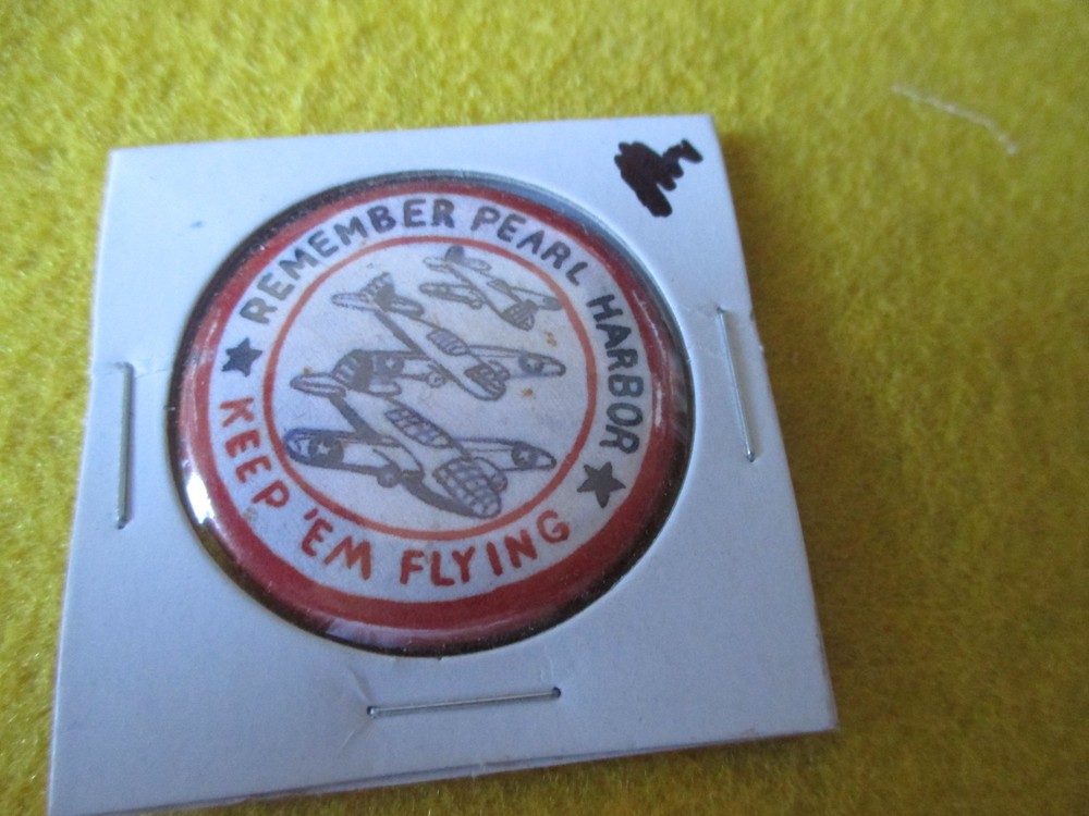 ORIGINAL WWII HOMEFRONT REMEBER PEARL HARBOR KEEP'EM FLYING 1 1/4 INCH  BUTTON