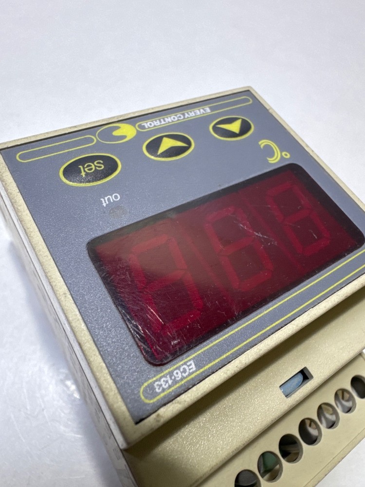 EVERY CONTROL EC 6-133 P220 TEMPERATURE CONTROLLER