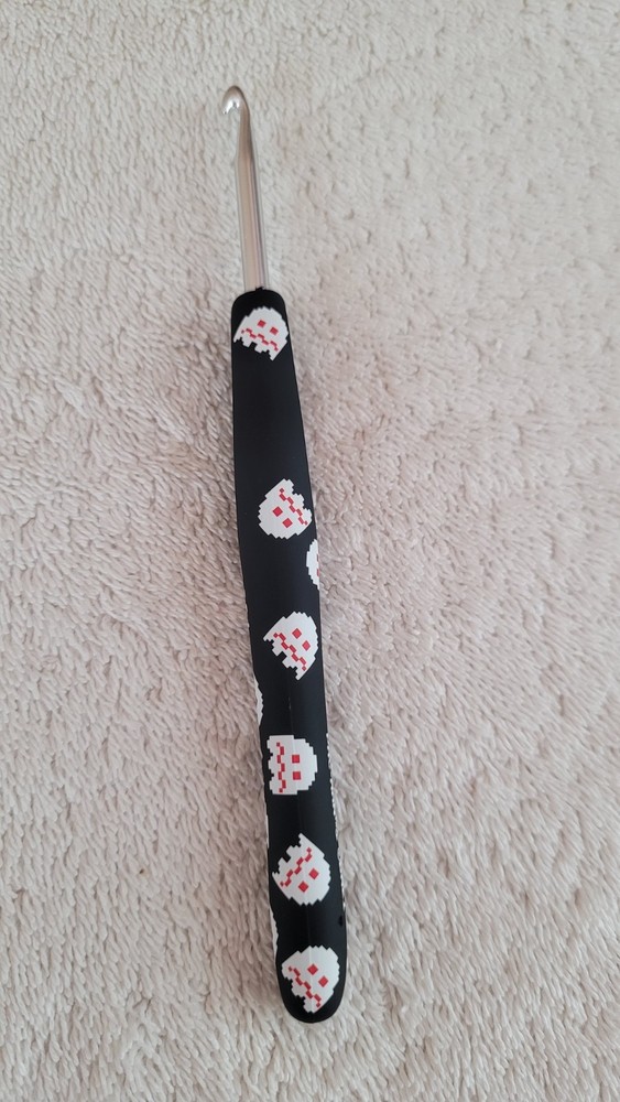 Preowned Pac-Man White Ghost Wooble Ergonomic Crochet Hook