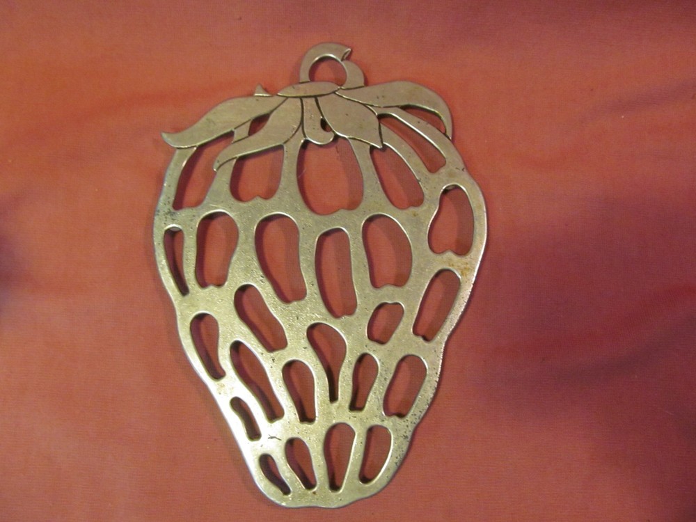 10 1/2" LEONARD SILVERPLATE STRAWBERRY TRIVET HOT PLATE