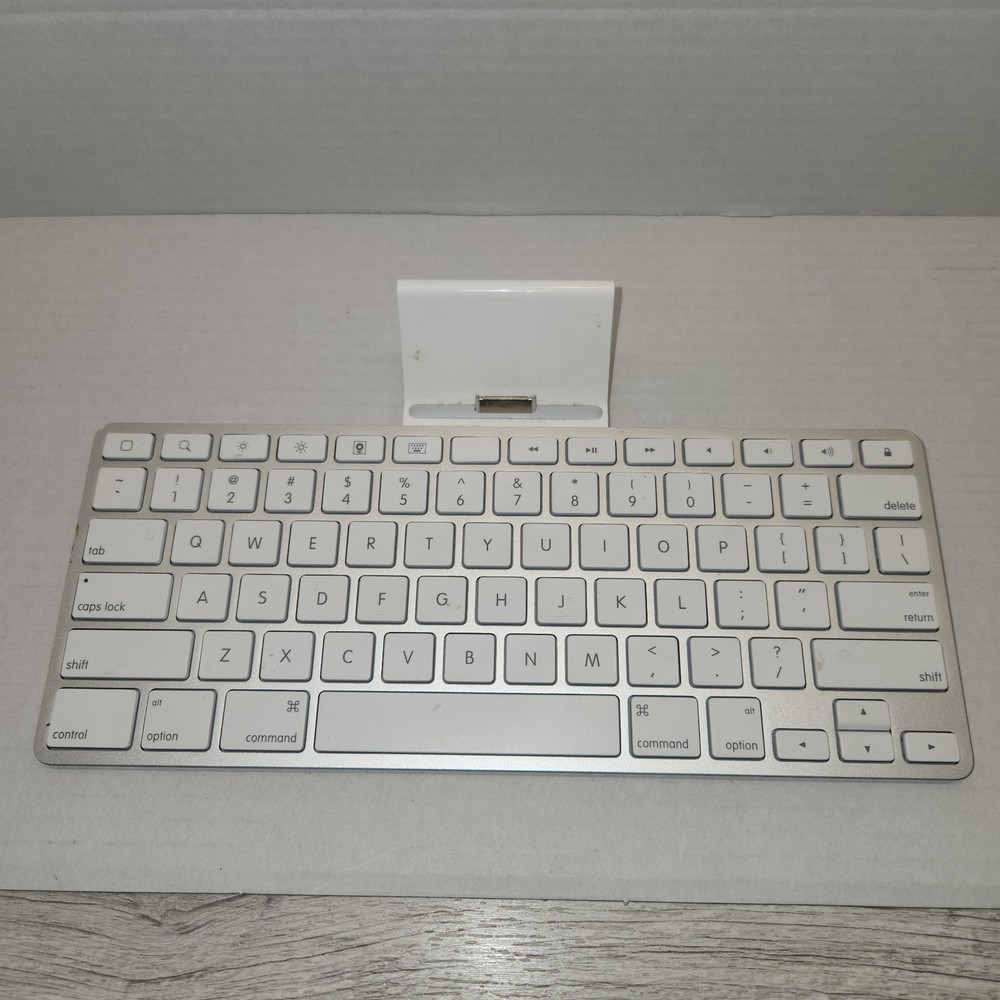 Apple iPad Keyboard Dock A1359 White C1