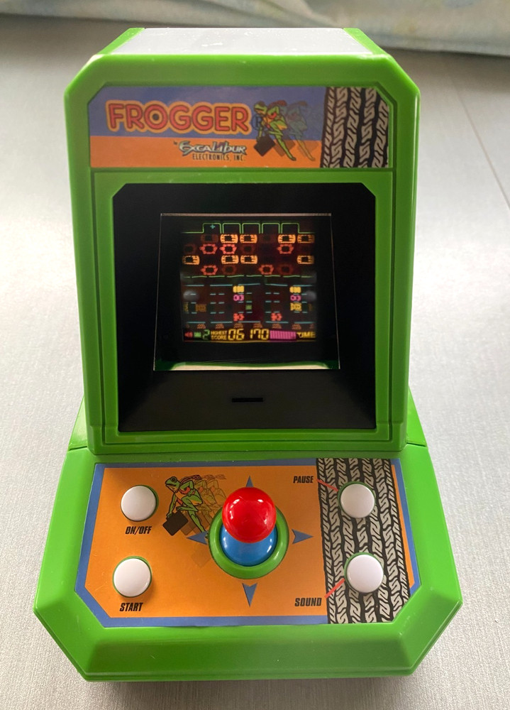 2005 FROGGER Mini Tabletop Arcade Game Excalibur (Model #4011-A) TESTED WORKING!