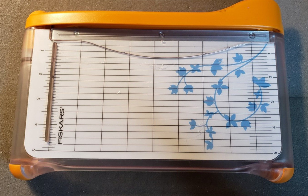 Fiskars Small Paper Cutter Trimmer Scrapbooking Crafting 8.5" Max Width (DS2D1).