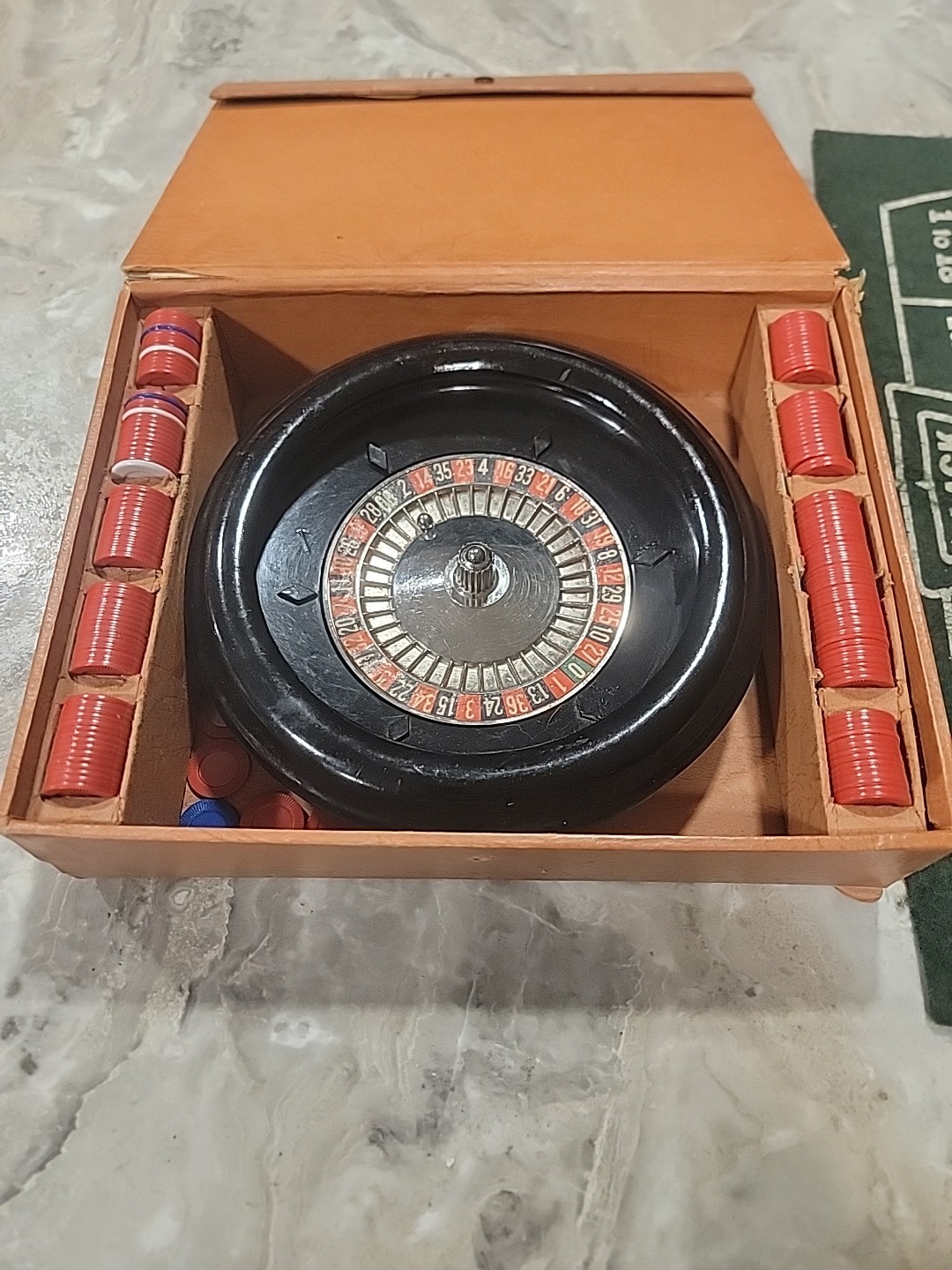 Vintage 1941 E.S. Lowe Weighted Roulette Wheel Game Set With Small Chips