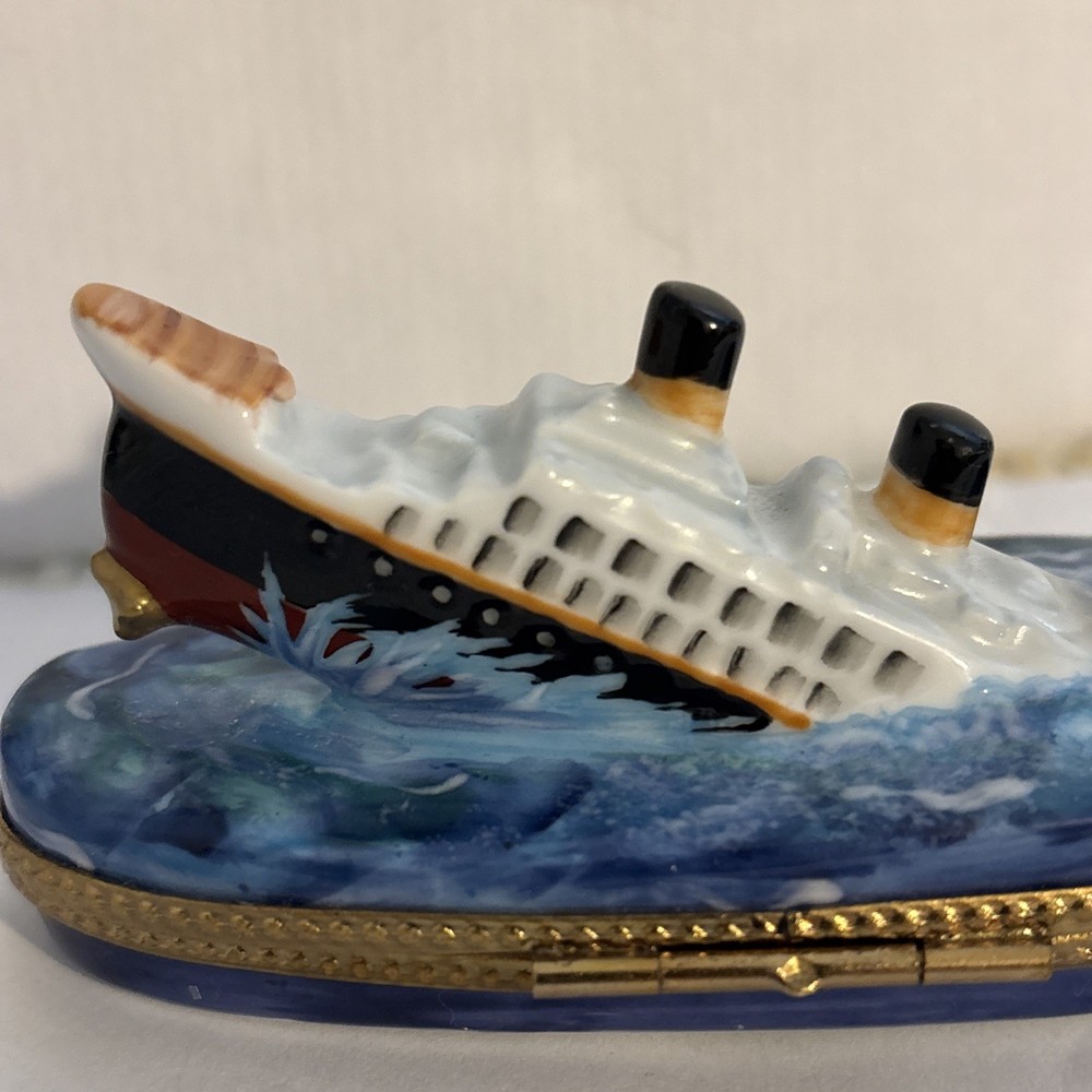 TITANIC SINKING W/LIFE BUOY