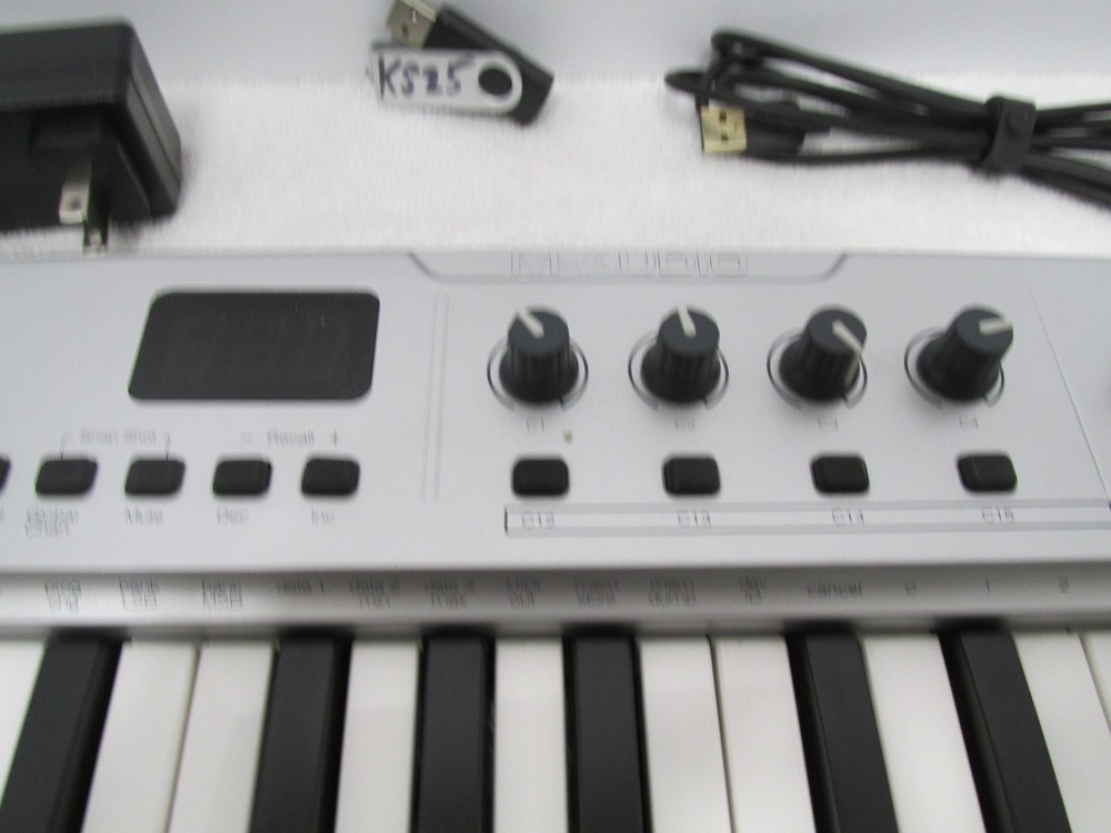 M-Audio KeyStudio 25 MIDI Controller keyboard with power and cables