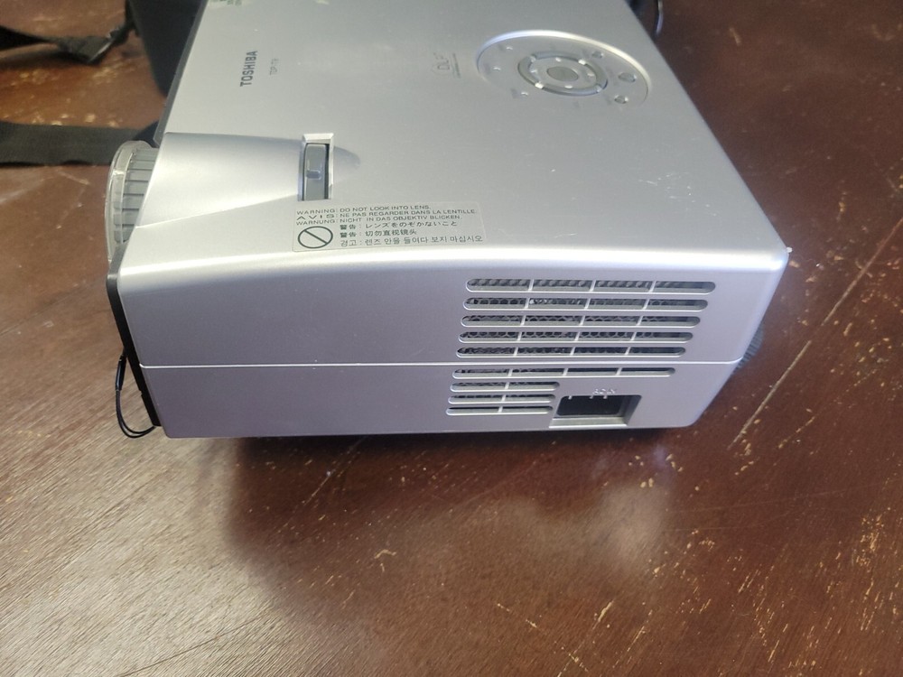 Toshiba TDP-T9 DLP PROJECTOR WITH BAG