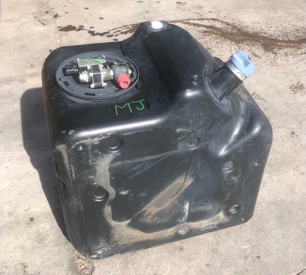 FREIGHTLINER DEF TANK WITH SENDING UNIT