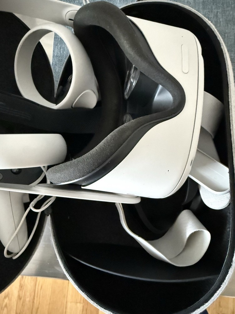 Meta Oculus Quest 2 VR Headset (2021) + 2 Controllers + Carrying Case