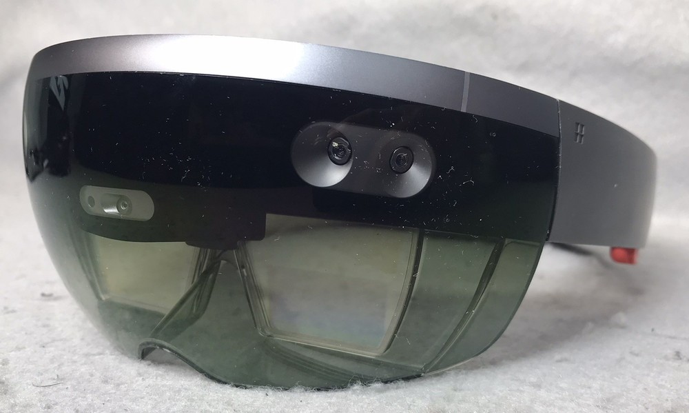 Microsoft Hololens 1 W/charger/Clicker/Case