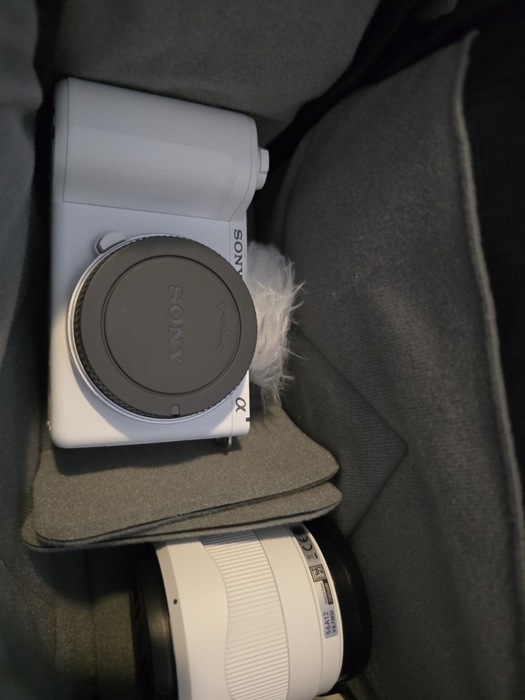 Sony ZV-1 II 21MP Vlogging Camera - White/Bundle