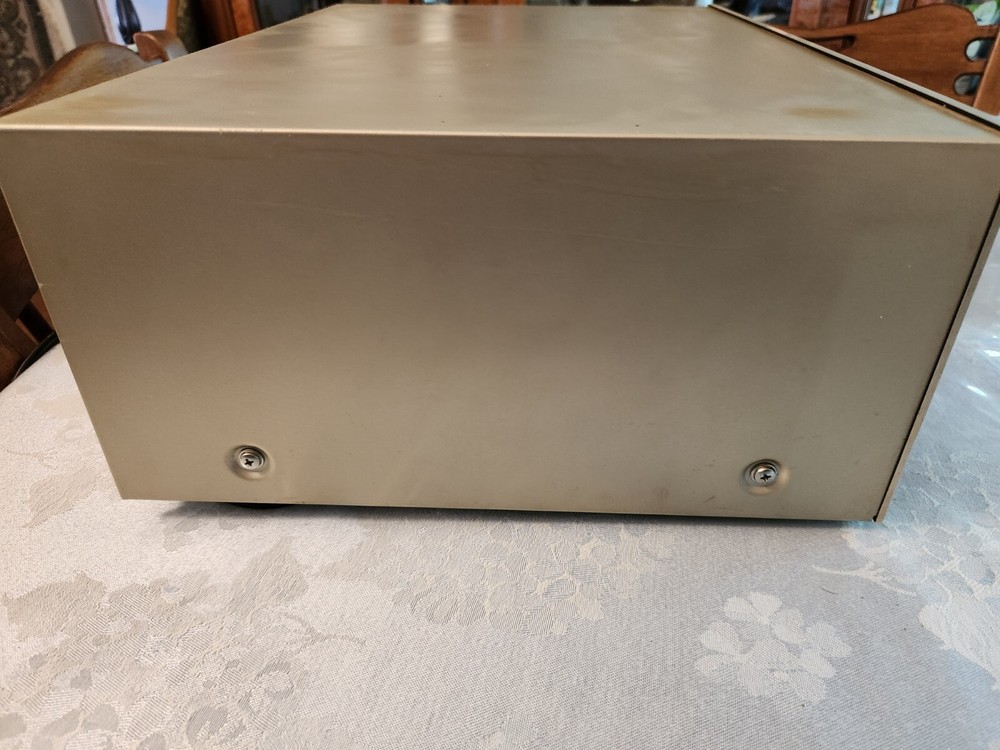 JVC SEA-R7 Graphic Equalizer Powers On