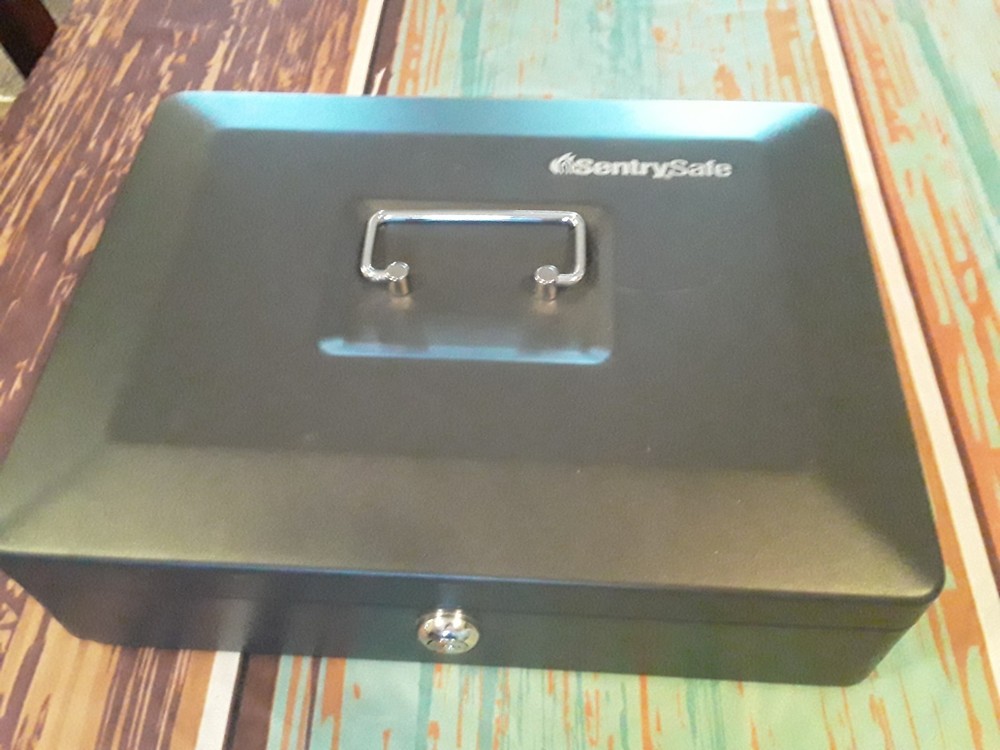 SentrySafe Lock Box with both Keys