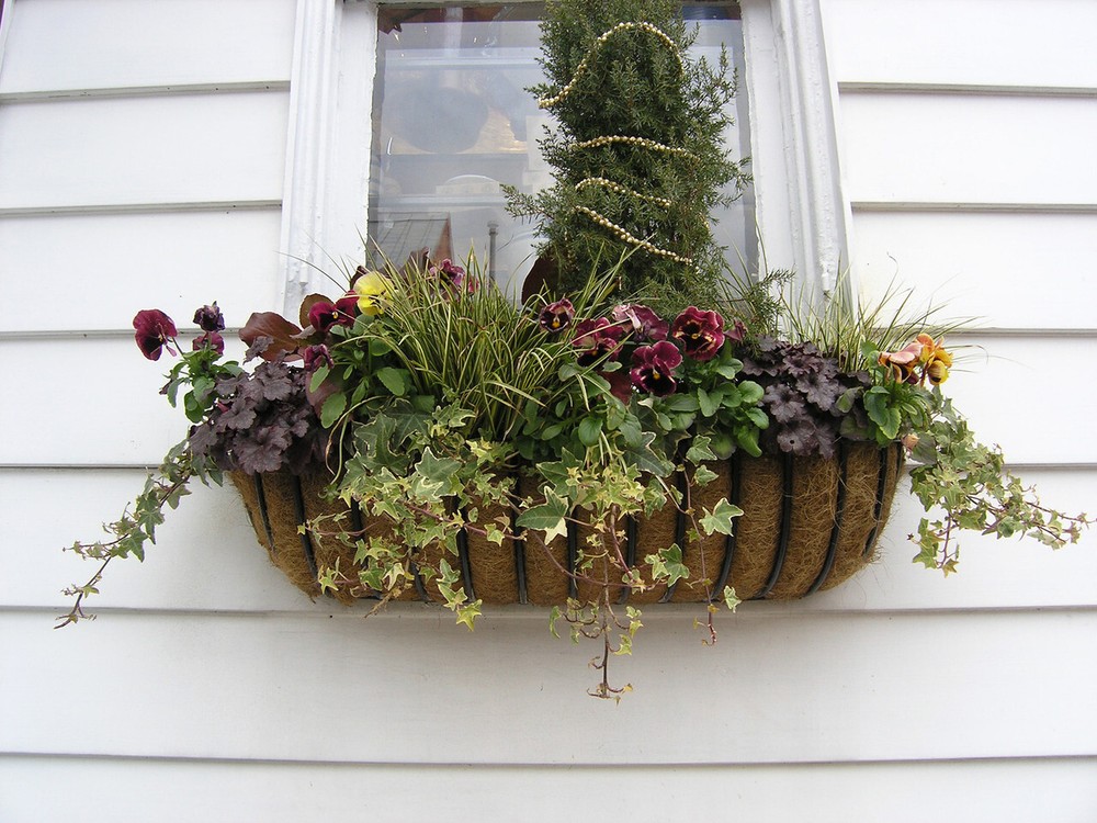 Garden Artisans 24 in Window Hayrack with Molded Coco Liner