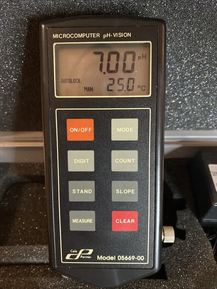 Cole Parmer 05669-00 Digital Handheld pH Meter w/Case