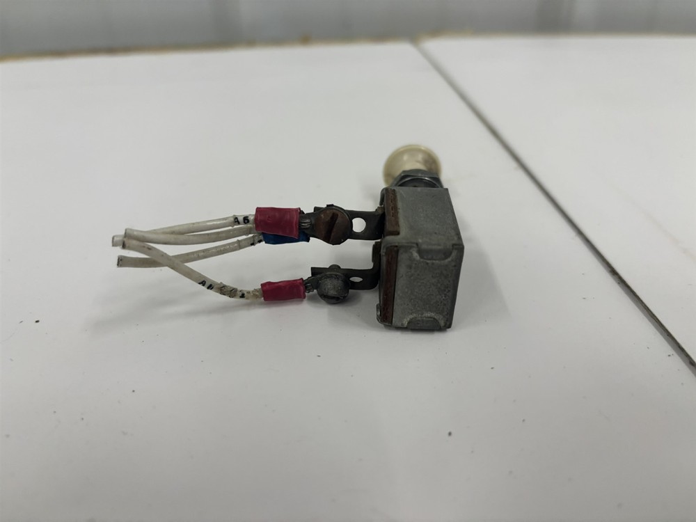 66 Cessna 150 F NAV Navigation Light Push Pull Switch 0713026-4