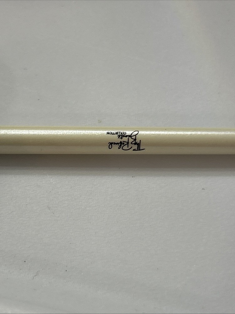 This double-sided eyebrow and eyelash tool