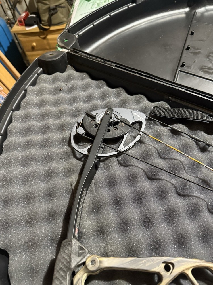 Bowtech Diamond Edge Display 320 RH 7-70lbs 15"-31" Camo With Bow Case