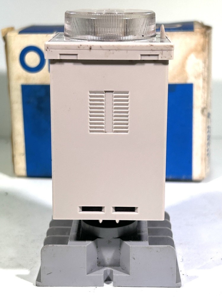 OMRON H3BH-8 Timer W/Base & Box • New • .5-10 min