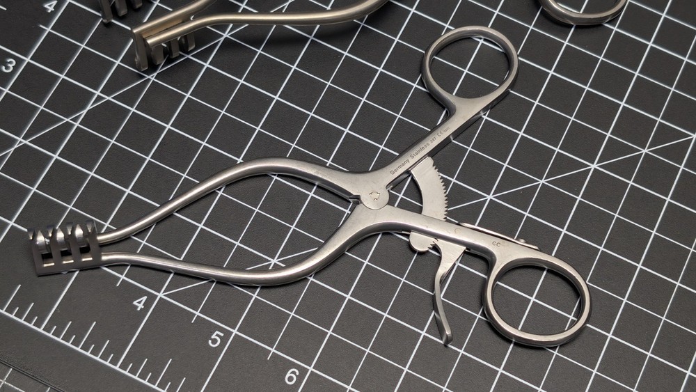 Jarit 204-155 Weitlaner Retractor 3 x 4 Teeth, Sharp, 6-3/8", Matte surgical