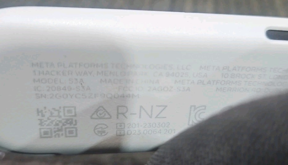 Meta Quest 3 S3A Virtual Reality Headset + 2 Controllers - READ