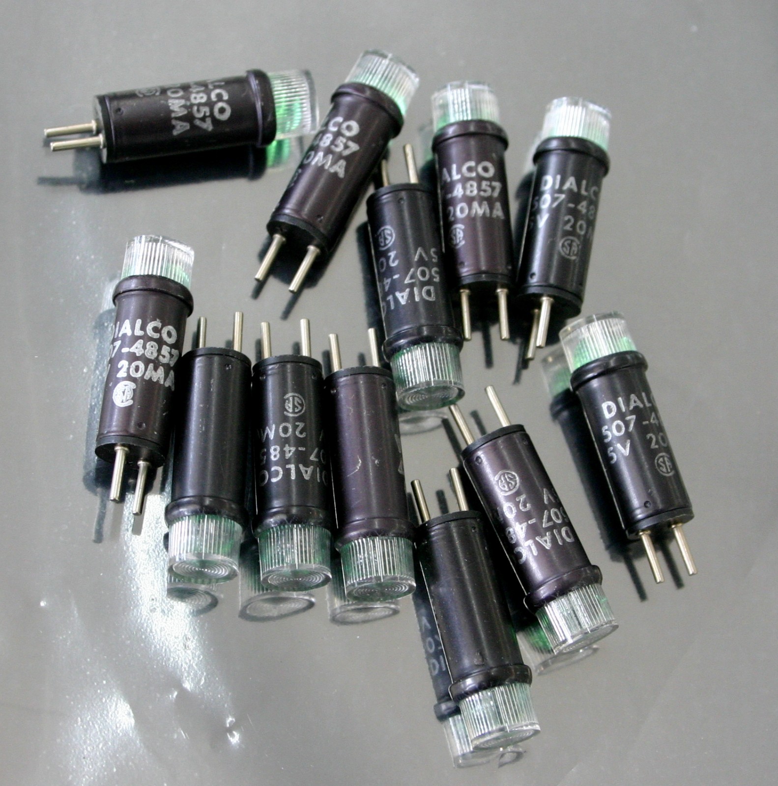 12 Pieces Dialight Dialco 507-4857-3332-500 Green LED Panel Indicator 5V @ 20ma