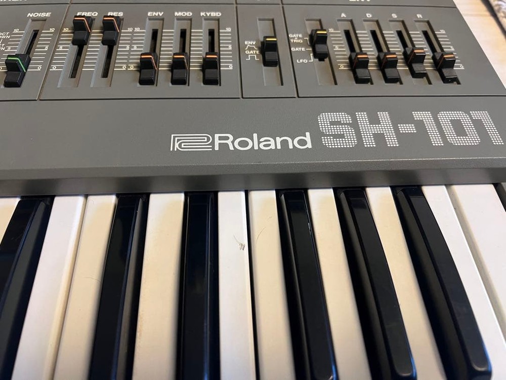 Roland SH-101 Synthesizer