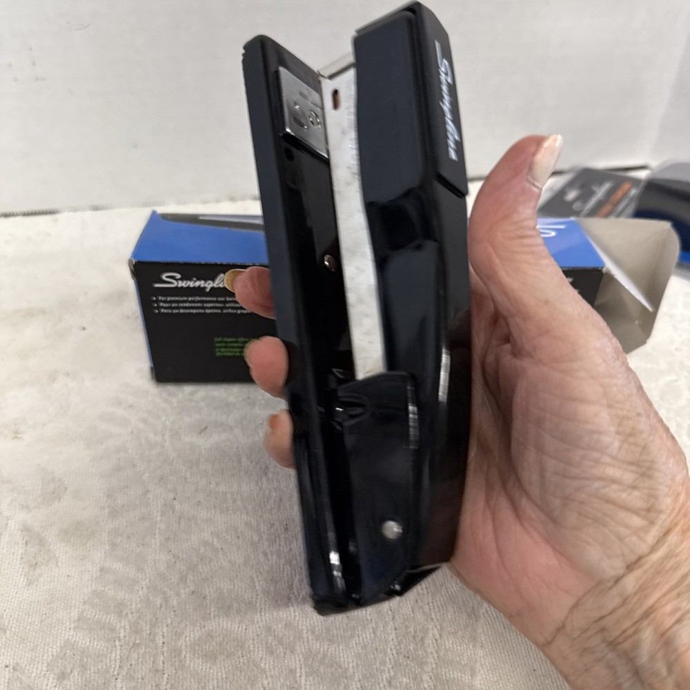 Lot 2 Swingline staplers 25 Sheet