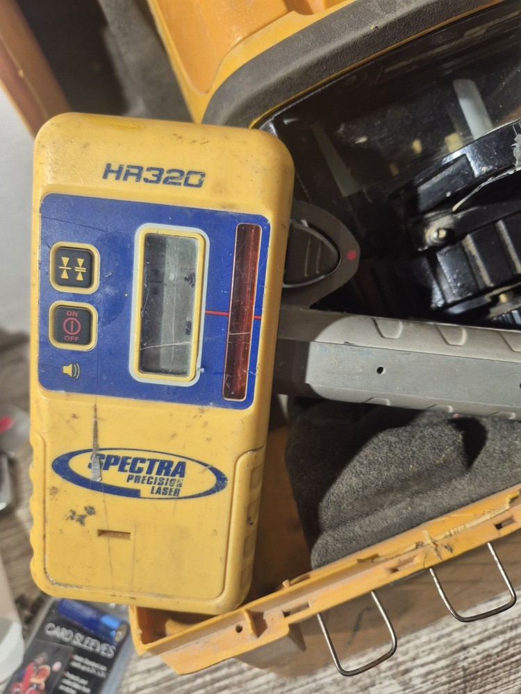 SPECTRA PRECISION LP350 LASER LEVEL & RECEIVER HR350 W/CASE