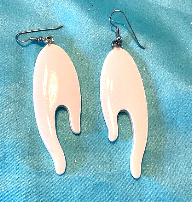 White Dangle Art Modern Pierced Earrings 320