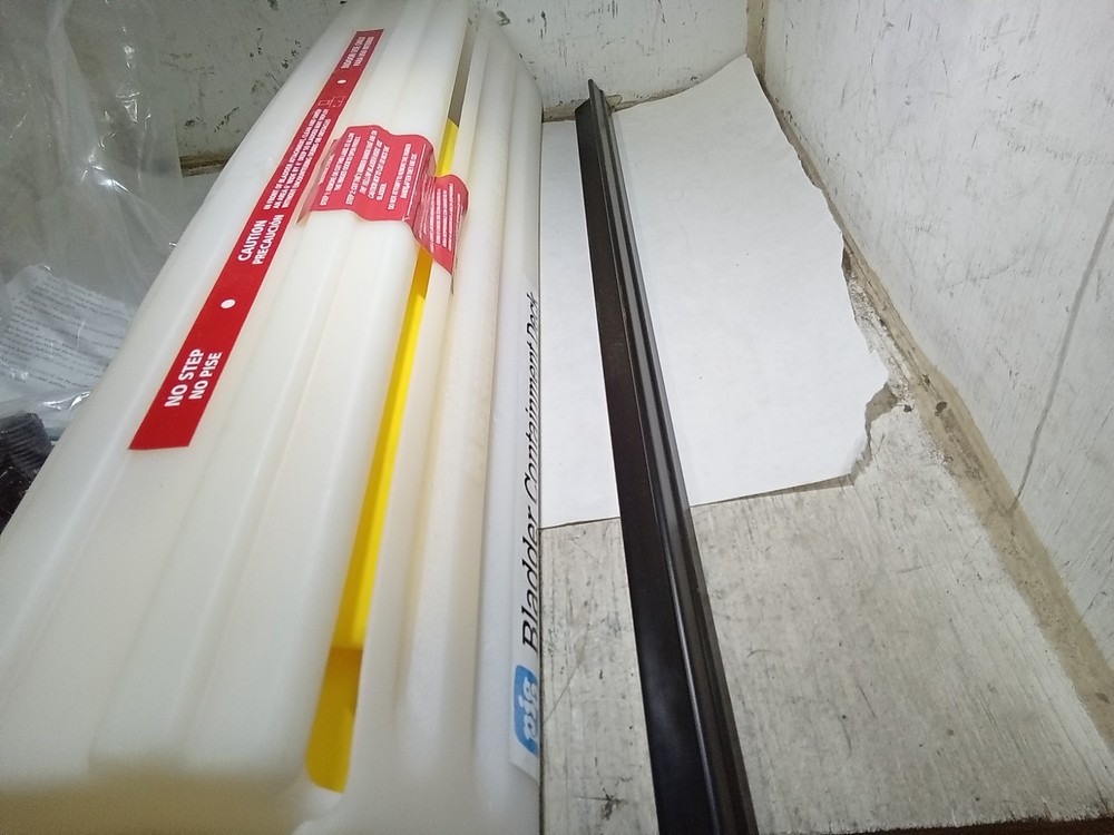 PIG CORP. BLADDER BOX. PAK526. (K9D)