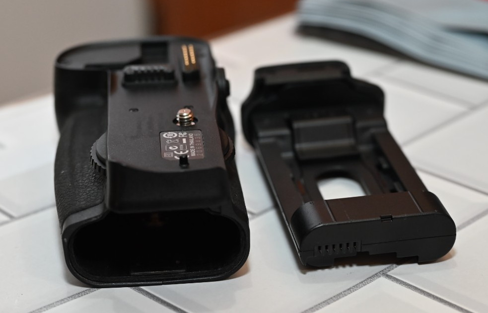 Nikon OEN MB-D10 Multi-Power Battery Pack