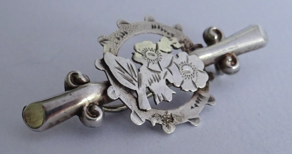 Fabulous antique fully hallmarked solid sterling silver brooch, 1922