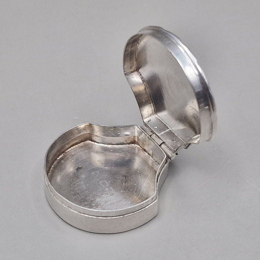 Solid Silver Pill Box Bright Cut Scrolls by Douglas Pell Silverware London 1995