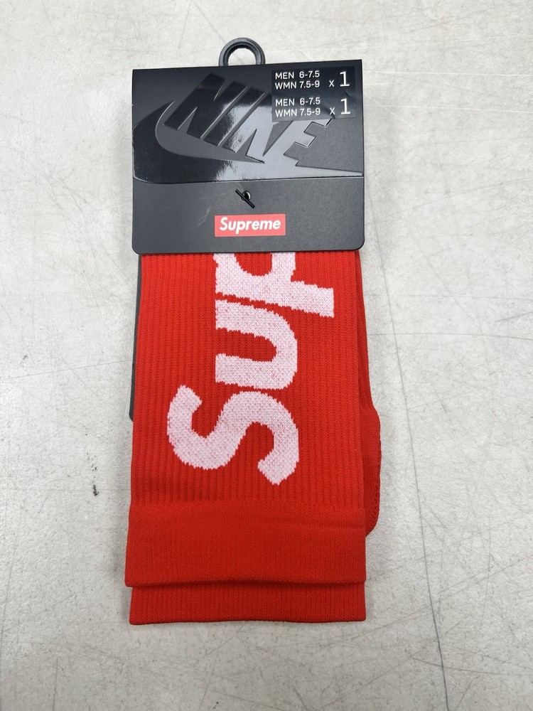 NIKE SUPREME SOCKS
