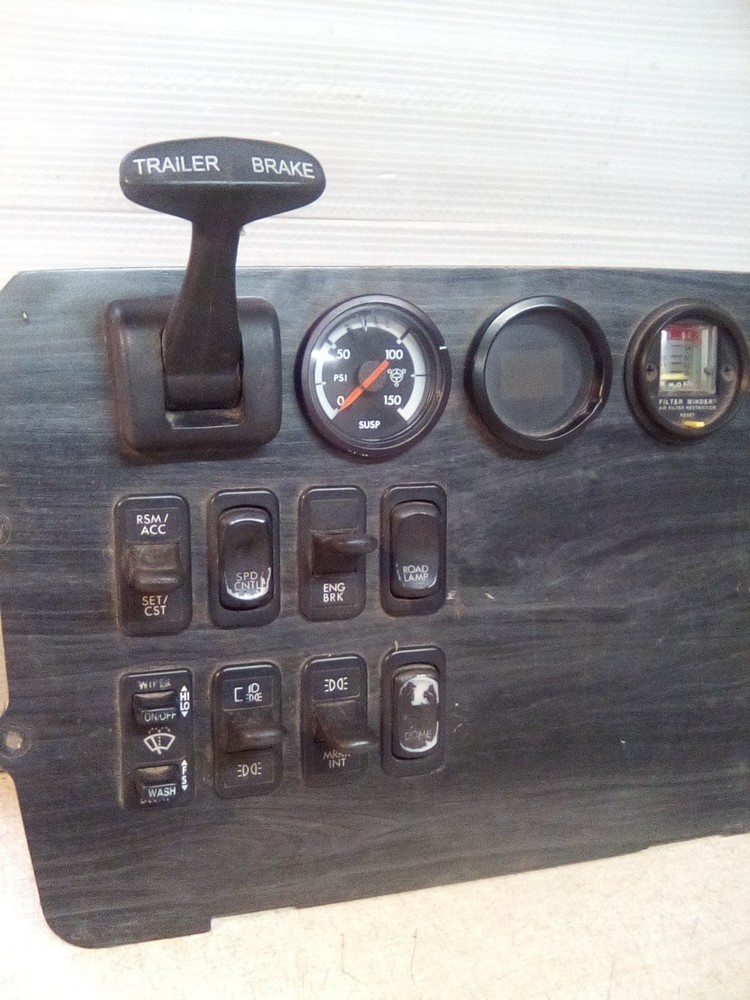 2006 Freightliner Columbia Gauge And Switch Panel