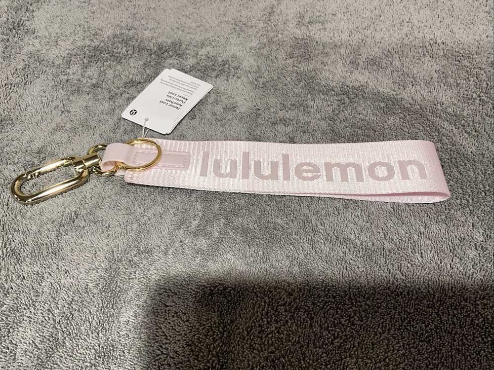 LULULEMON NEVER LOST KEYCHAIN BLISSFUL PINK/ LIGHT IVORY NWT!