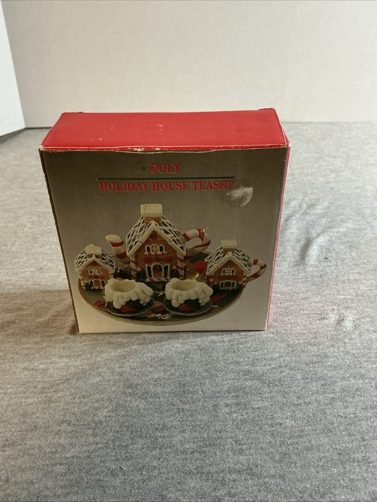 Poly Holiday House Tea set