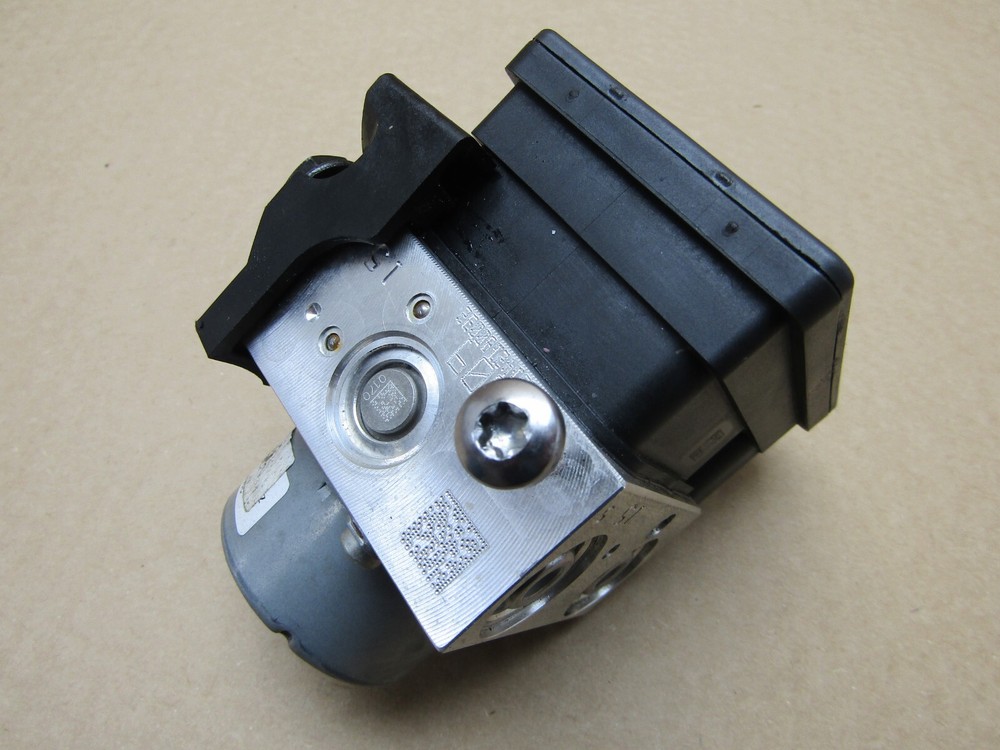 Triumph Speed Triple RS 1050 2019 ABS pump control module (12887)