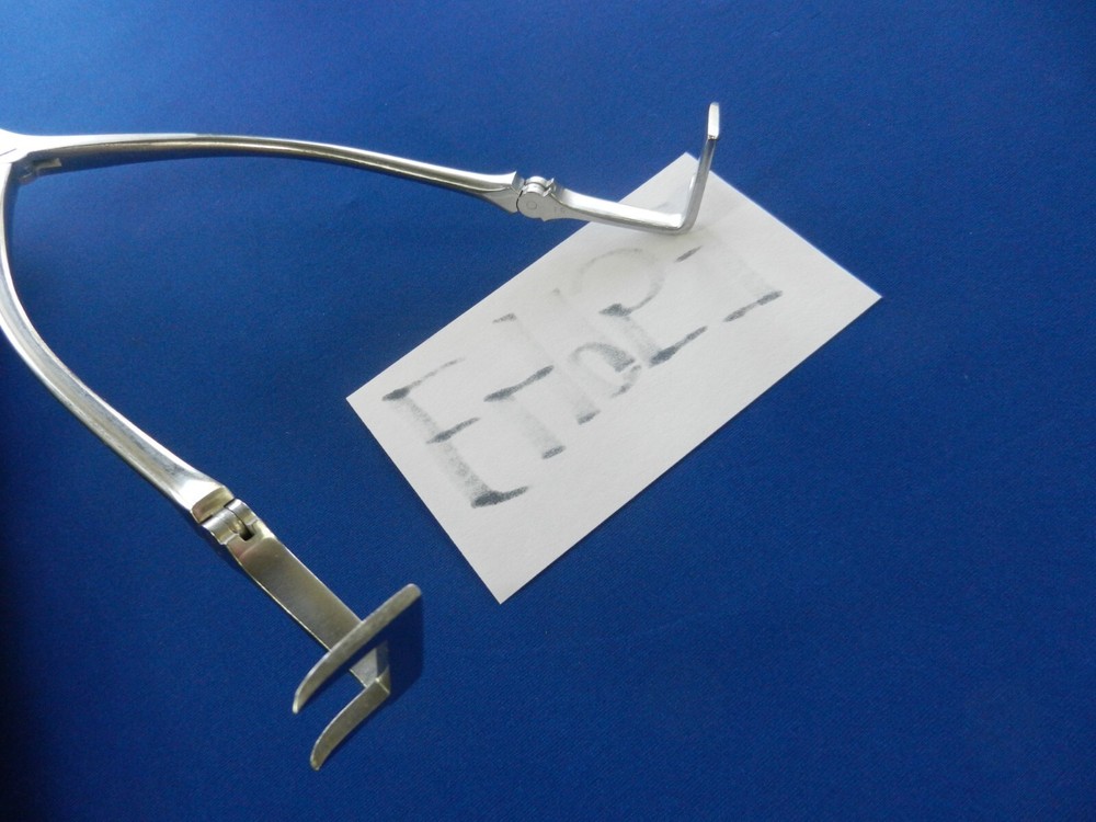 E4957 Richards 2x2 Horizontal Hinged Retractor 28cm Length