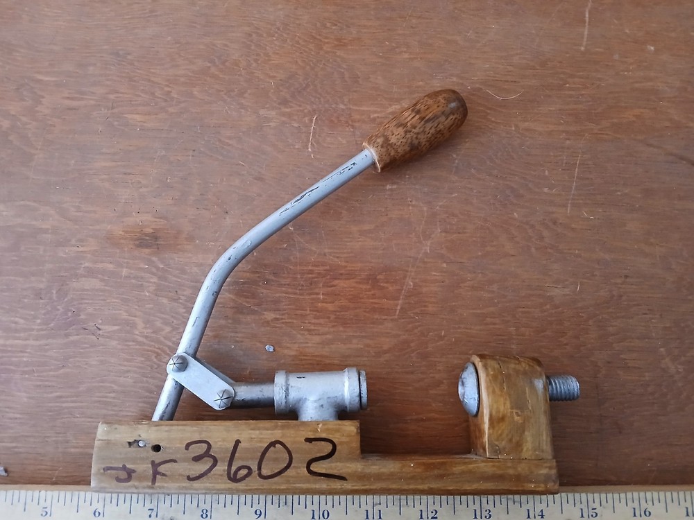 Horizontal Nut Cracker