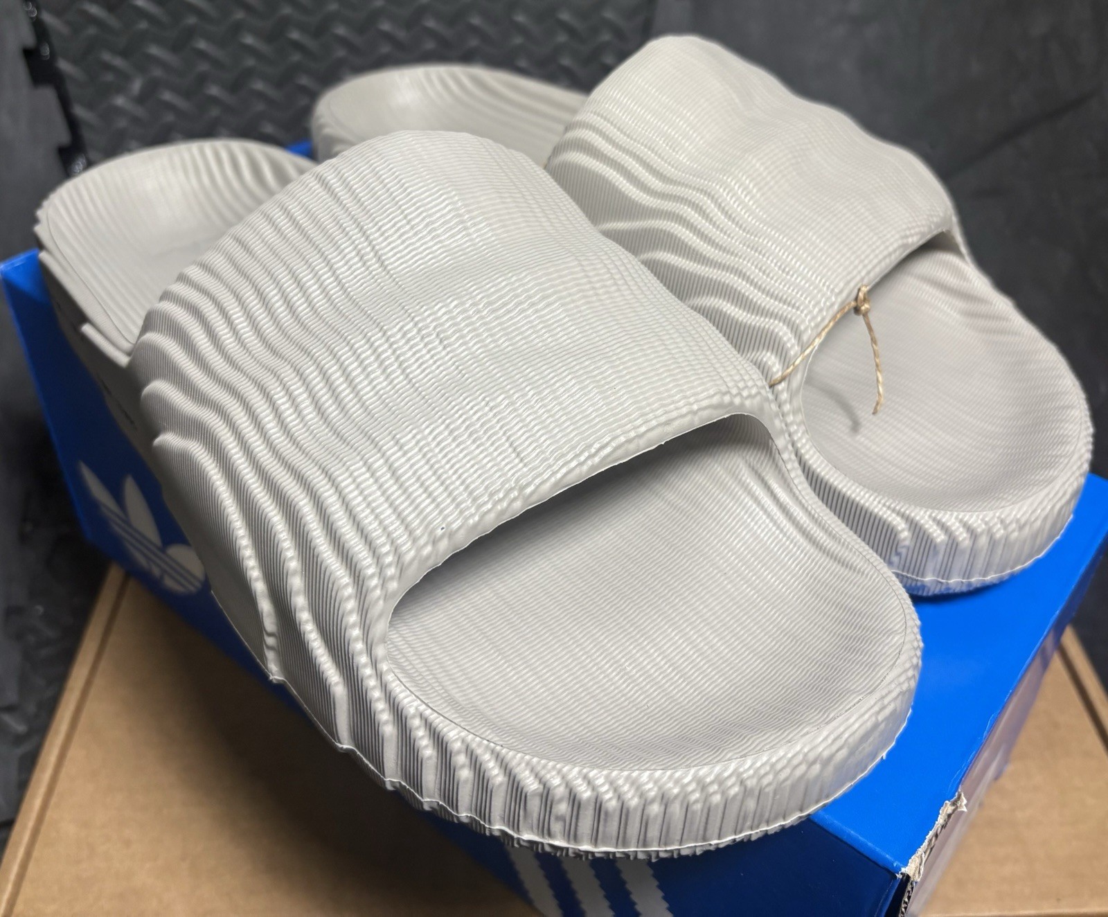 ADIDAS Adilette 22 Slides MENs Size 10 NEW W Box/Tag Light Brown FREESHIP HQ4670