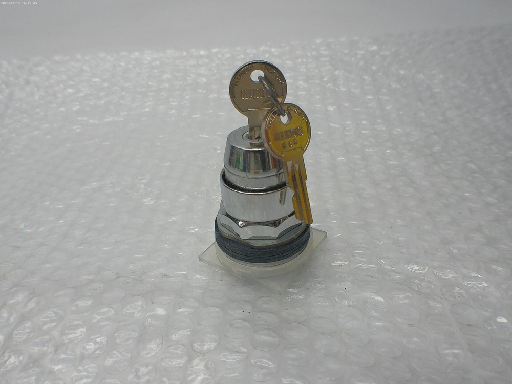SQUARE D 9001KS34K1E37 SELECTOR SWITCH W/KEY NSMP