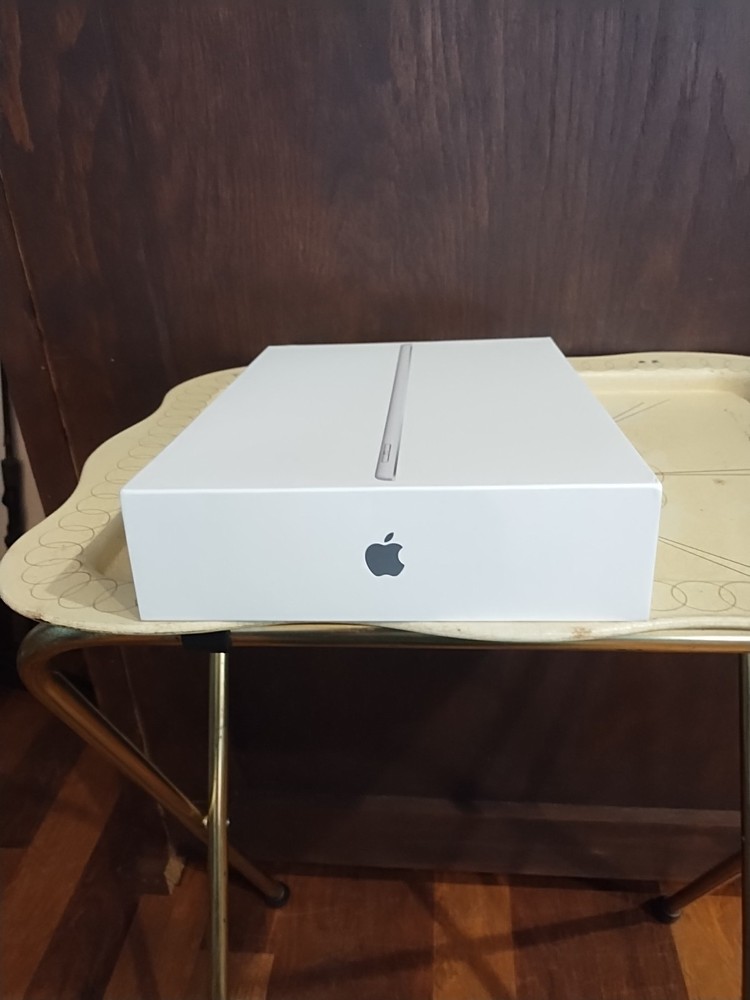iPad 9th Generation Wi-Fi 64GB Silver Gray (EMPTY BOX ONLY)
