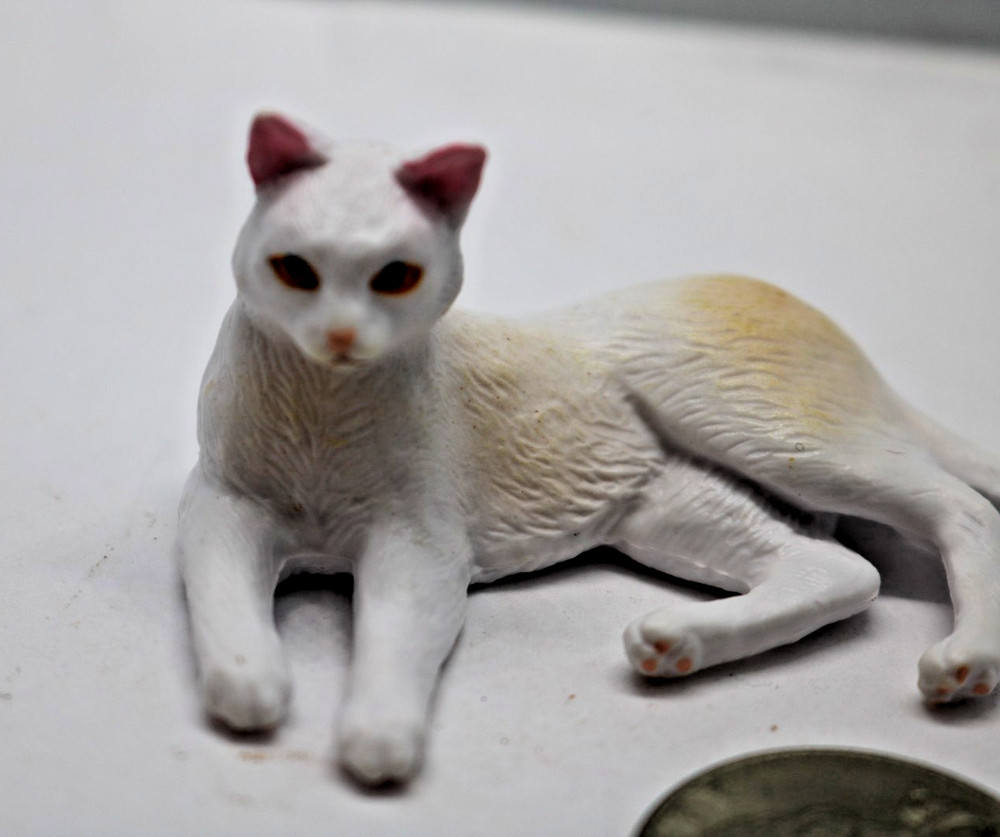MOJO white cat lying down 2018 pvs figure
