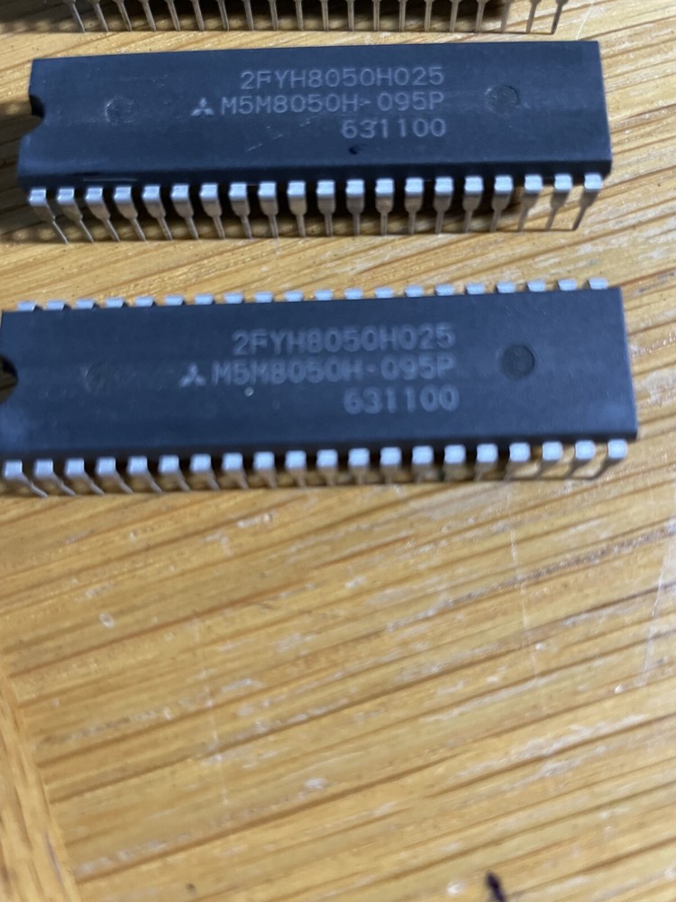 One NEW Mitsubishi M5M8050H-095P 8 bits microcomputer, PDIP40 package
