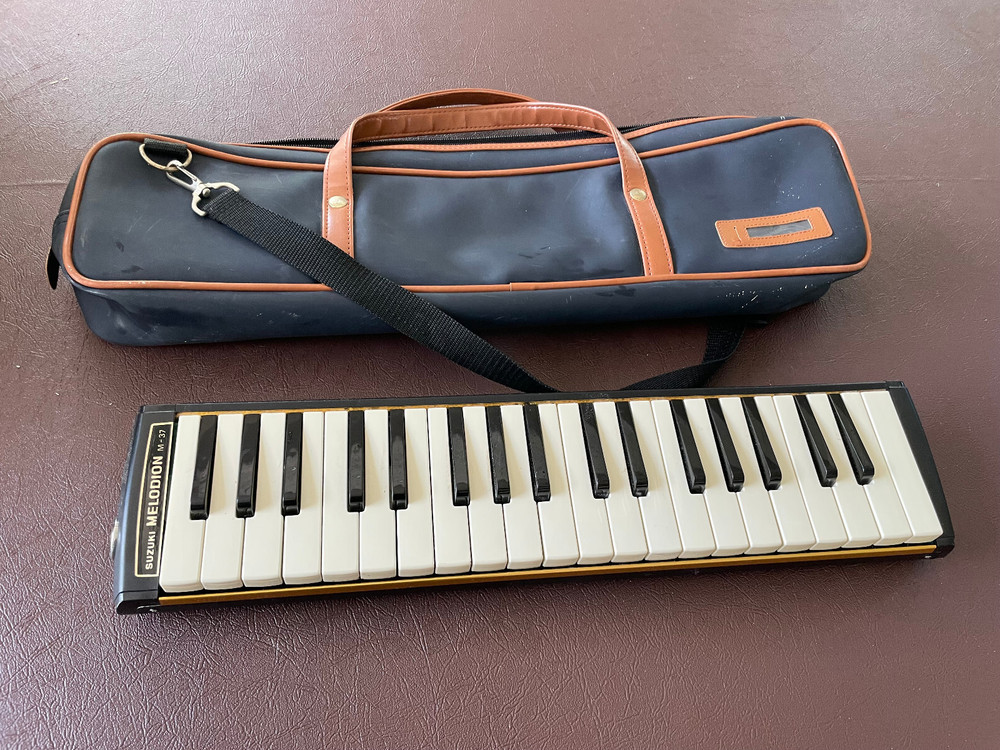Suzuki Melodion M-37 Keyboard Harmonica