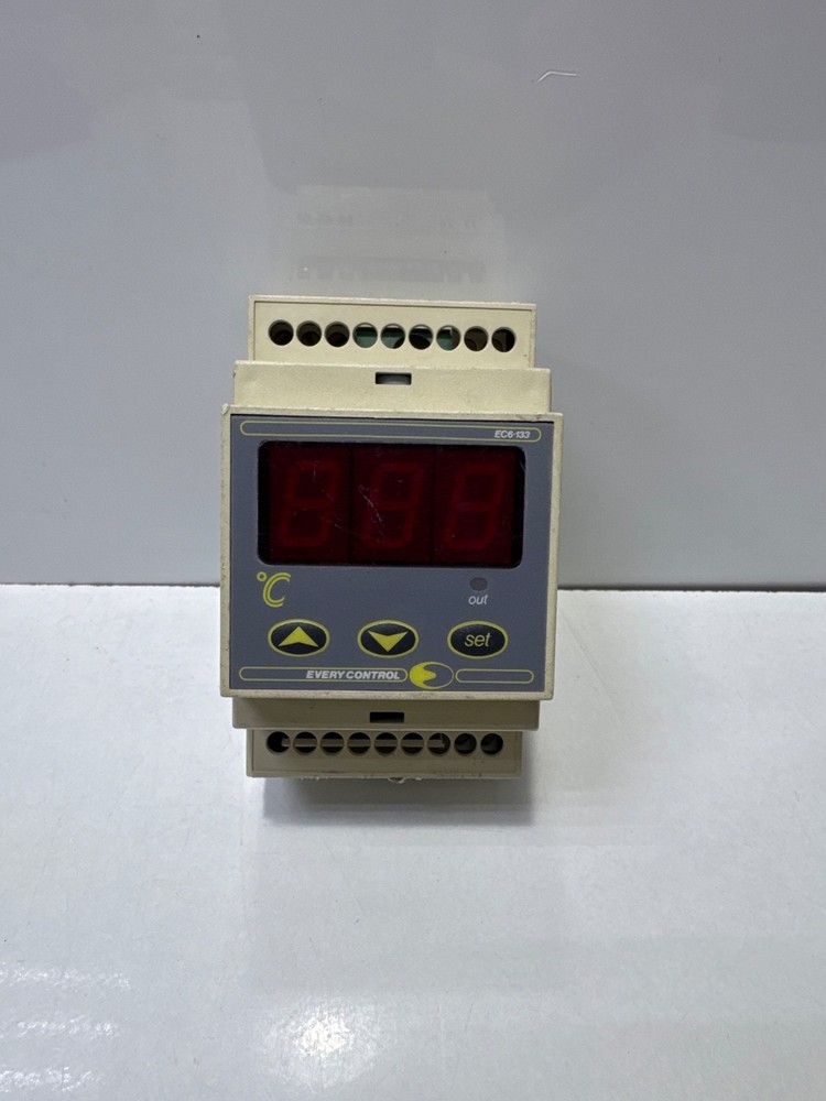 EVERY CONTROL EC 6-133 P220 TEMPERATURE CONTROLLER