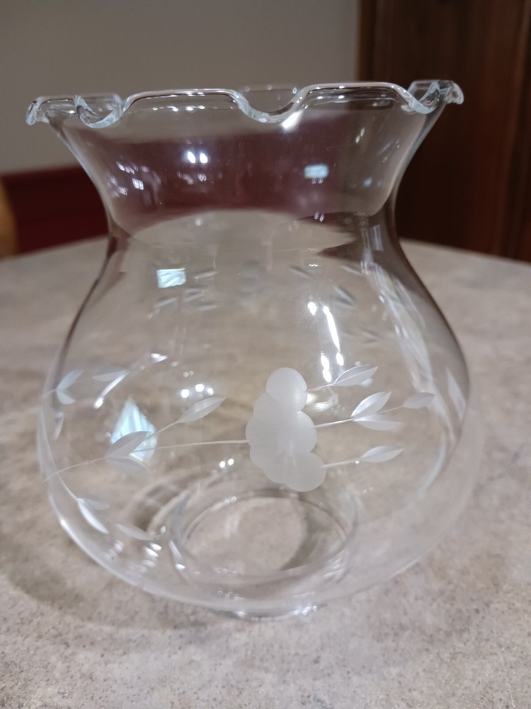 (#7) Princess House Heritage pattern Ruffled Globe Glass 5" tall
